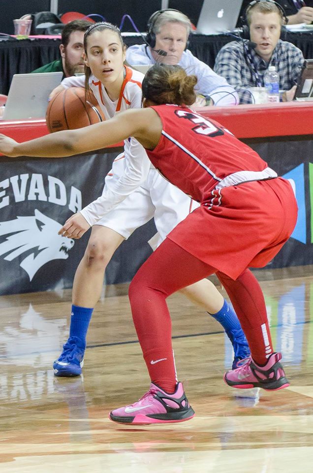 Yaiza Rodriguez playing basketball