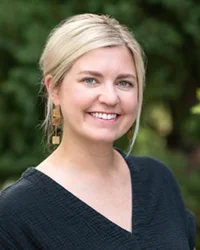 Headshot of Leslie Carlson