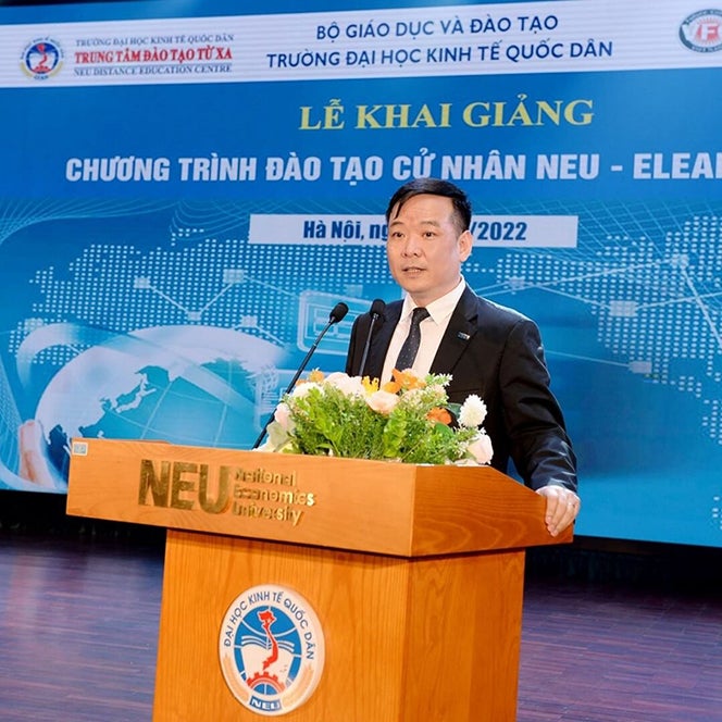 Bui Huy Nhuong, vice president of National Economics University, speaking to NEU students.