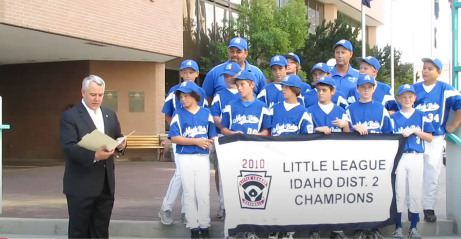 Mayor Dave Bieter, Chochrek and little league players in front of Boise City Hall